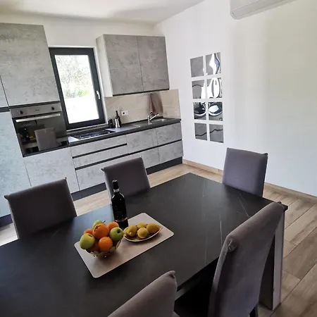 Casa Marta 11 Гарленда