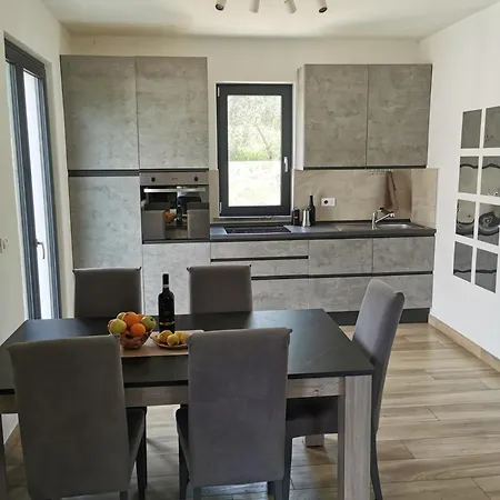 Casa Marta 11 Гарленда